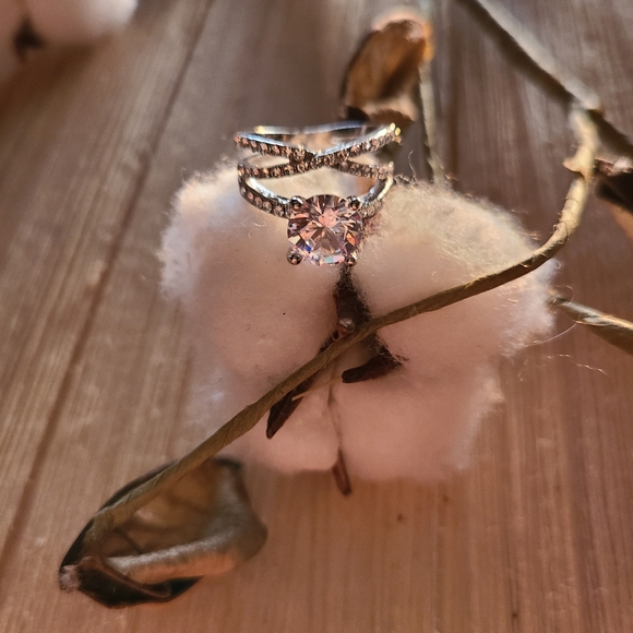 🔥🔥HOT!!🔥🔥NEW ITEM!! BEAUTIFUL!2kt center CZ stone with Winding band and CZ's - Picture 2 of 8